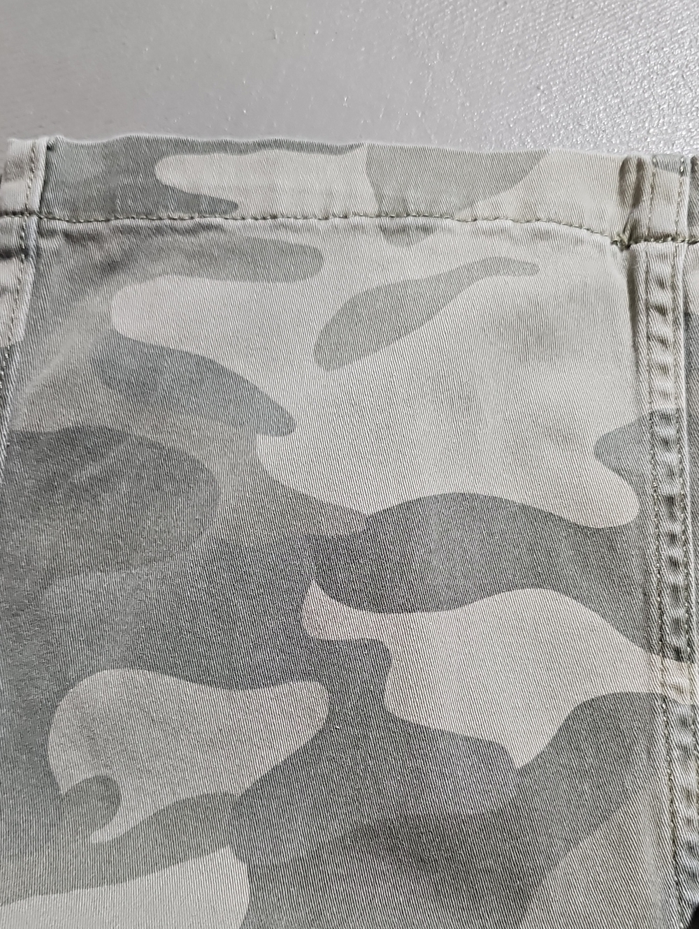 Hollister Jeans Ultra High Rise Dad Pant Utility Cargo In Camouflage Womens - Picture 8 of 10